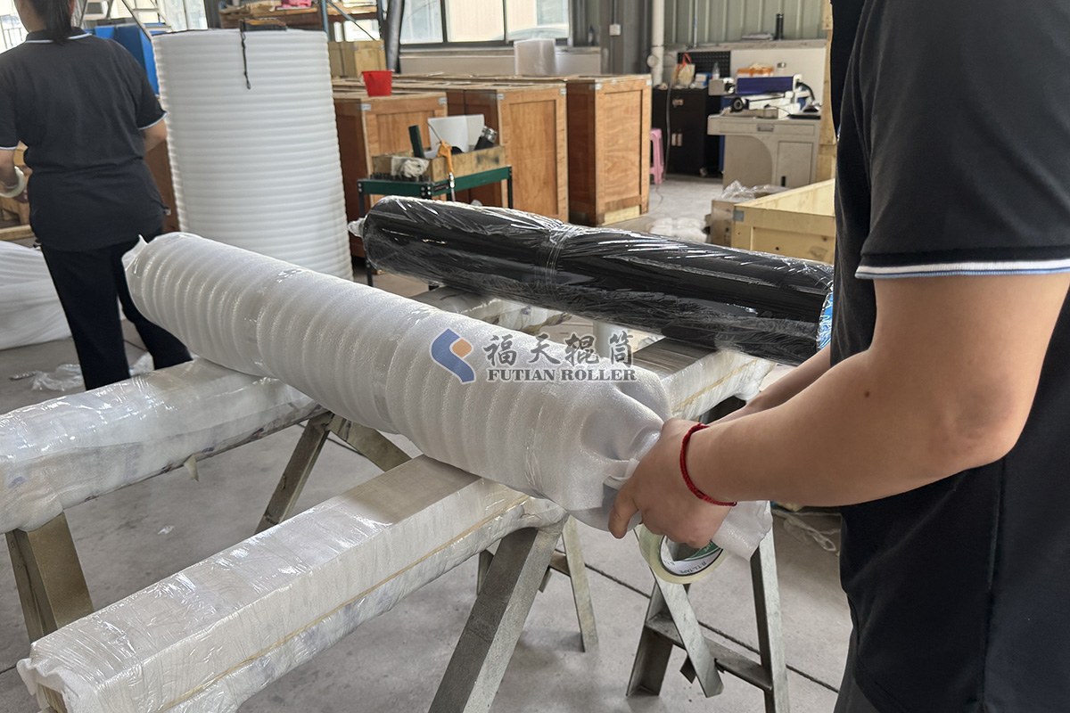 福天輥筒車間丁腈包膠輥打包發往上海2.jpg